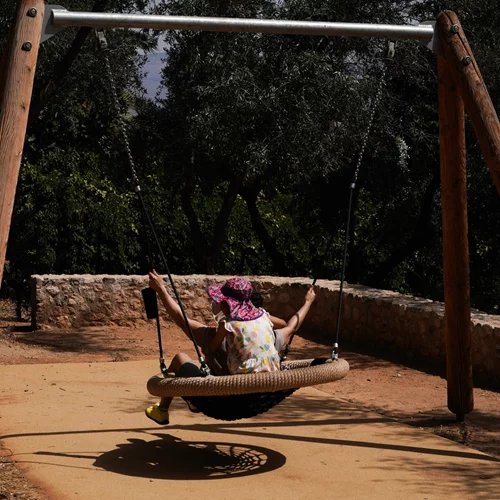 Μια υψηλών προδιαγραφών παιδική χαρά εγκαινιάστηκε στη γειτονιά της Ακρόπολης