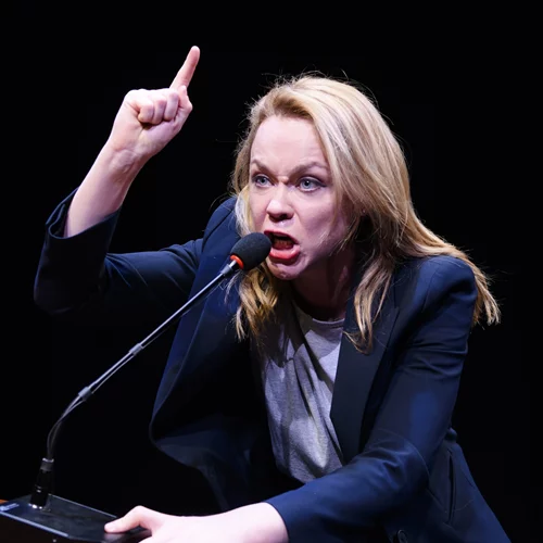 "Prima facie": Η Λένα Παπαληγούρα στις πρώτες φωτογραφίες του έργου - φαινόμενο στο Πορεία