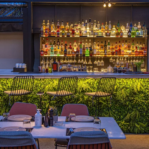 Λένε πως στη Νέα Ερυθραία υπάρχει μία από τις ομορφότερες αυλές των ΒΠ