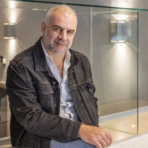 Ο Χρήστος Τριπόδης μιλάει στο "α" για το νέο θέατρο Φιλίπ