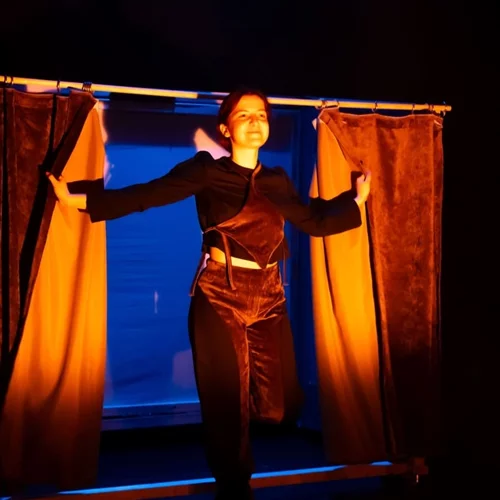 Mετά τα περσινά sold out, η "Αφηγήτρια Ταινιών" επιστρέφει με νέο κύκλο παραστάσεων