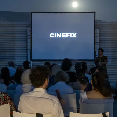 Ένα διαφορετικό σινεμά στήνεται στη μαγευτική ταράτσα του ΕΜΣΤ για την οποία μιλάει όλη η πόλη