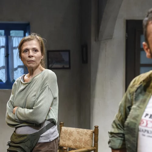 Πρώτες φωτογραφίες από το "Αράφ" του Γιάννη Τσίρου στο θέατρο Αποθήκη