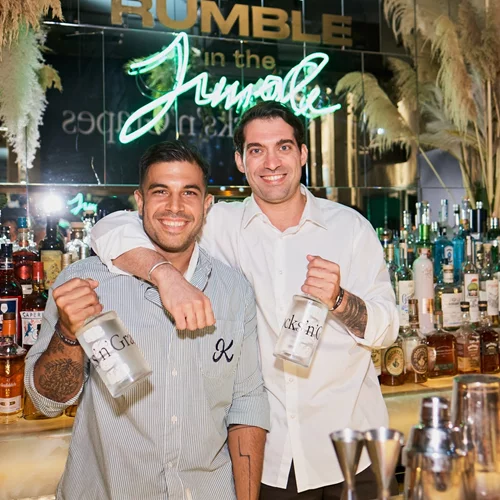 To "The Bar In Front Of The Bar" μόλις απέκτησε το δικό του τσίπουρο