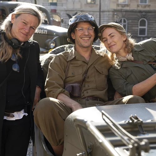 Έλεν Κούρας, πώς ήταν να σκηνοθετείτε την οσκαρική Κέιτ Γουίνσλετ στο "Lee";