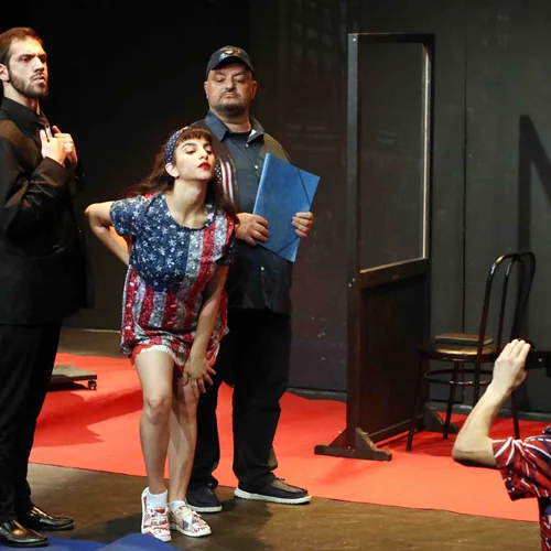 "Chicago": Το αντισυμβατικό έργο που καταγγέλει τη διαφθορά και τη διαπλοκή ανεβαίνει στο Αγγέλων Βήμα