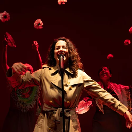 "Ο άντρας μου": Τελευταίες παραστάσεις για το έργο της Ρούμενα Μπουζάροφσκα που μιλά για την πατριαρχία