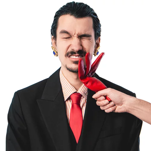 Ο Γιώργος Παπαγεωργίου σκηνοθετεί τον Πάνο Παπαδόπουλο στη διάσημη "Δεσποινίς Μαργαρίτα" στο Θέατρο Νέου Κόσμου