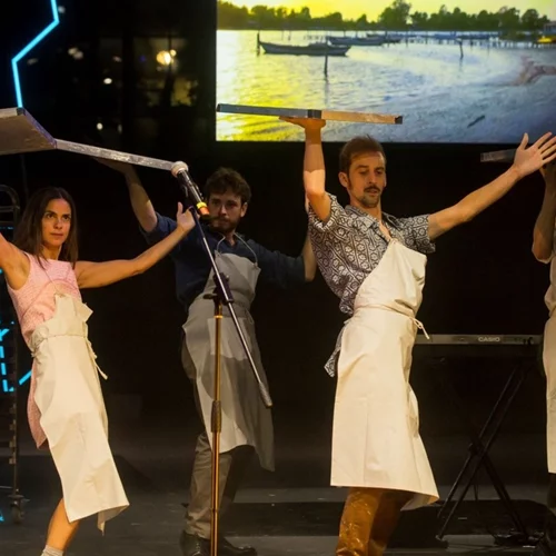 "Η Δημοκρατία του Μπακλαβά": Η παράσταση φαινόμενο επιστρέφει μετά από διεθνή περιοδεία