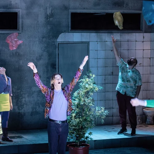 "Δε φάιναλ θολούθιον": Μια ανατρεπτική σκηνική σύνθεση από νέους δημιουργούς