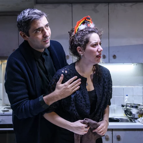 "The Humans": Δείτε πρώτες φωτογραφίες από την παράσταση του Κωνσταντίνου Μαρκουλάκη