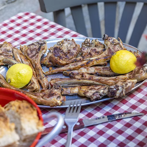 Πού τρώει παϊδάκια η Αθήνα