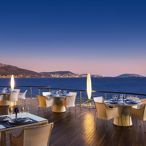 Πώς είναι να τρως σε ένα από τα ομορφότερα ντεκ της Αθηναϊκής Ριβιέρας