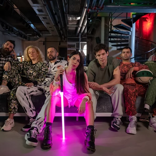 "Ρωμαίος και Ιουλιέτα" με φωτόσπαθα και αθλητικά στο Θέατρο Χώρος