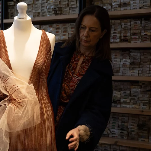 Τα avant-garde ενδύματα της Denise Eleftheriou κοσμούν την ιστορική βιοτεχνία ΝΗ.Μ.Α.