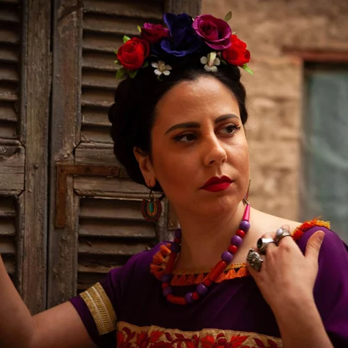 Είδαμε τη "Φρίντα Κάλο, με σπασμένα φτερά" που μάς στρέφει ξανά στο έργο της μεγάλης ζωγράφου