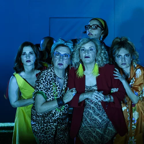 Ποιες ειναι οι "Οκτώ γυναίκες" που πρωταγωνιστούν στη μαύρη κωμωδία του Ρομπέρ Τομά που περιοδεύει στα ανοιχτά θέατρα;