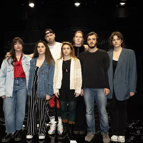 "Ήταν η κακιά η (X)ώρα": Μια θεατρική παράσταση για τα Τέμπη, την απώλεια και την αγωνία