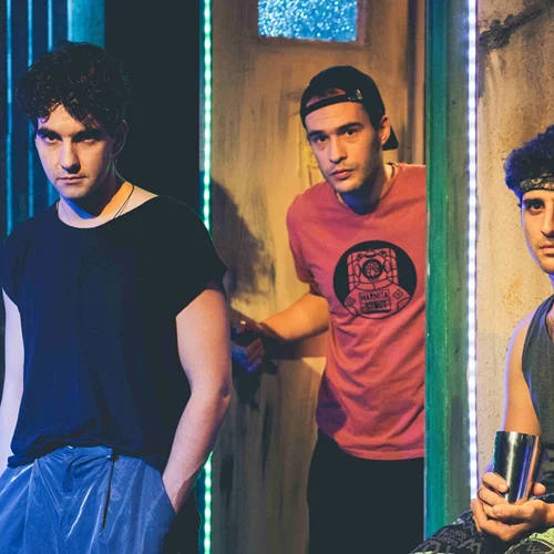 "The aliens": Ο Μιχάλης Πανάδης ανεβάζει τη μαύρη κωμωδία της Άνι Μπέικερ