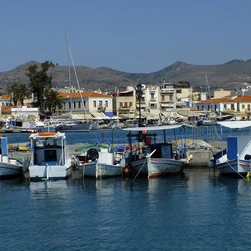 Δύο νέες εκθέσεις του εικαστικού Γιώργου Ξένου μάς καλούν να δούμε την Αίγινα με άλλο μάτι