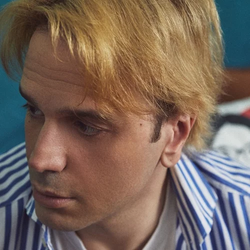 Πρεμιέρα για τον συγκινητικό μονόλογο "Όταν μεγαλώσω, θα γίνω Νάνα Μούσχουρη" στο θέατρο Σταθμός