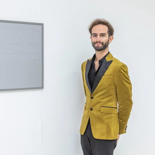 Η έκθεση "braille" του Δημήτρη Καπετάνου μας κάνει να σκεφτούμε το ζήτημα της προσβασιμότητας στον χώρο της τέχνης και όχι μόνο