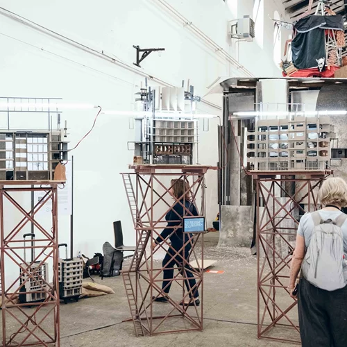 "Spectators in a ghost city": ΘΟΚ και Εθνικό Θέατρο παρουσιάζουν στην Αθήνα την εικαστική εγκατάσταση που βραβεύτηκε στην Κουαντριενάλε Πράγας