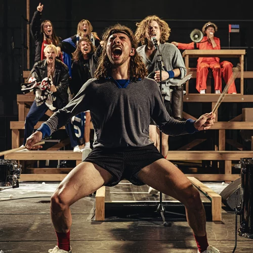 "One Song": Ποια είναι η Βελγίδα Miet Warlop που θα ταρακουνήσει τη Στέγη με ένα τραγούδι;