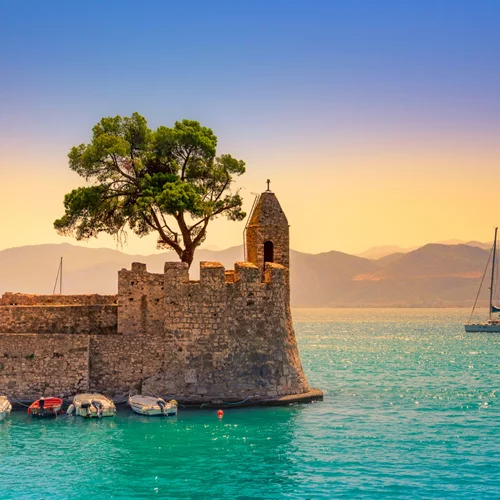 72 ώρες στη Ναύπακτο: Βόλτες, φαγητό, ποτό στο βενετσιάνικο λιμάνι και στα ορεινά