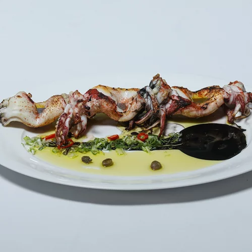 Το πιάτο της εβδομάδας: Το κοντοσούβλι με φρέσκο καλαμάρι στο 'Travolta'