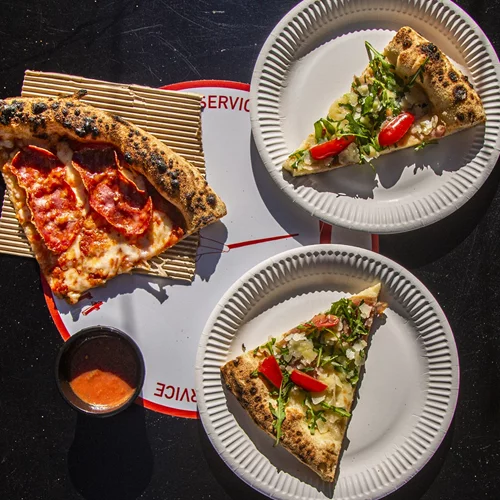 Η cool αθηναϊκή πίτσα που παίζει ανάμεσα σε Νάπολη και Ρώμη