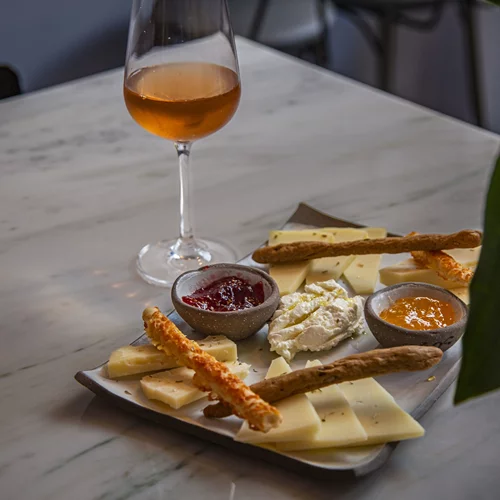 Στο Faos, το νέο οινικό σποτ της Πλατείας Βαρνάβα