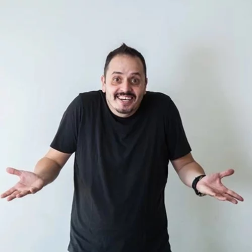 Ο Αλέξανδρος Τσουβέλας προσπαθεί για λίγο ακόμη να μας πείσει πως δεν είναι 'Εξωγήινος'