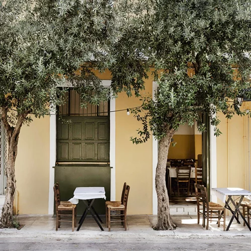 Δύο ταβέρνες, ένα μενού, για μια μόνο μέρα στην Αθήνα