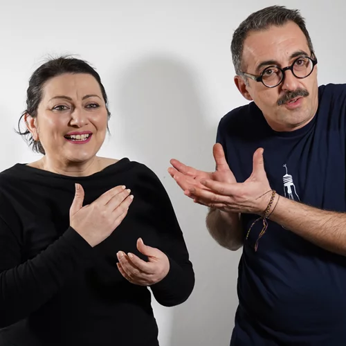 Stand up comedy με ταυτόχρονη διερμηνεία στην Νοηματική παρουσιάζει ο Γιώργος Ριζόπουλος