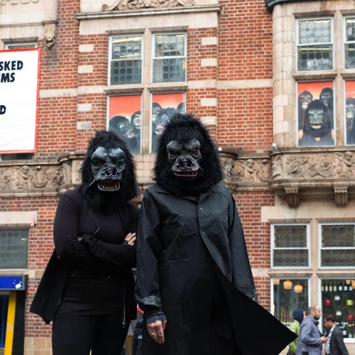 Guerrilla Girls: "Ο καλύτερος τρόπος να κάνεις ακτιβισμό είναι να νιώθεις ταυτόχρονα χαρούμενος και εξαγριωμένος"