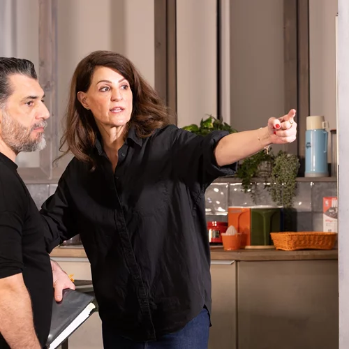 "Tiny Beautiful Things": Μπήκαμε στην πρόβα με τη Νία Βαρντάλος