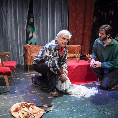 "Φοβάμαι, ταυρομάχε": Το έργο που υμνεί την αποδοχή της διαφορετικότητας για λίγες ακόμα παραστάσεις στο θέατρο Μεταξουργείο