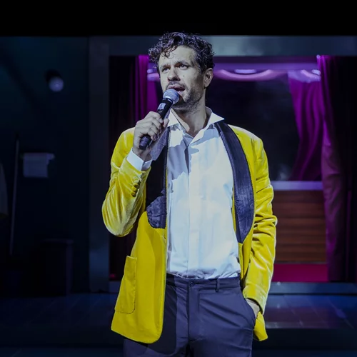 "Ο άσχημος": Last call για την παράσταση με πρωταγωνιστή τον Ορφέα Αυγουστίδη