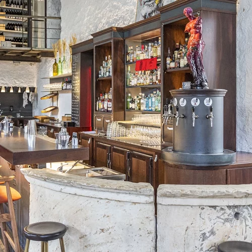 Τι δουλειά έχει ένα δισκάδικο σε ένα από τα 50 καλύτερα μπαρ του κόσμου;