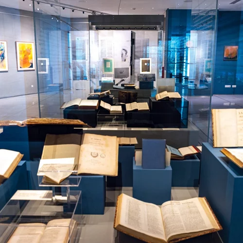 Ο διαχρονικός "Διάλογος" του Διονύσιου Σολωμού ζωντανεύει μέσα από τα εικαστικά έργα του Μανώλη Χάρου