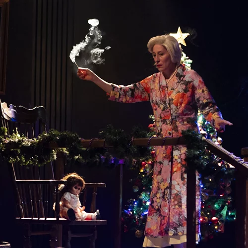 "John": Νέες φωτογραφίες από την αιρετική κωμωδία για τον στοιχειωμένο εαυτό μας