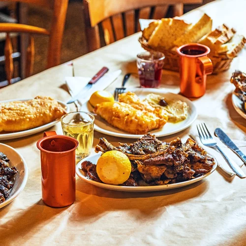 Στου 'Μαραθωνίτη' για σένιο φρυγαδέλι και παϊδάκι πρόβατο