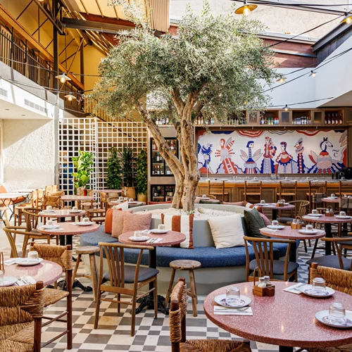 Cinapos: Τι γεύση μας αφήνει, τελικά, το μεζεδοπωλείο του Πάνου Ιωαννίδη;