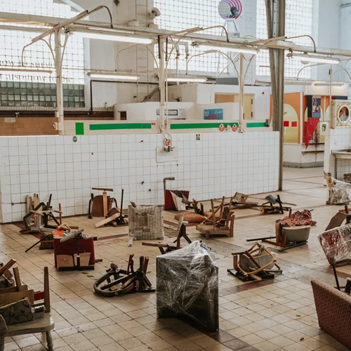 Survival Kit 14: Μια εγκαταλελειμμένη αγορά στη Ρίγα μετατρέπεται σε έναν πολυφωνικό χώρο τέχνης