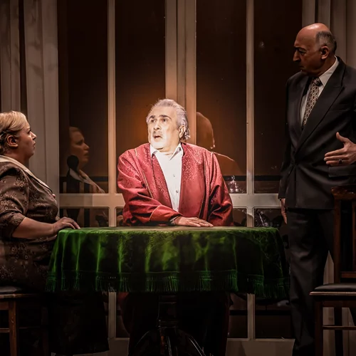 Theatre pick: "Ένας ήρωας με παντούφλες", ο Λάκης Λαζόπουλος ξαναζωντανεύει την εμβληματική κωμωδία