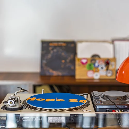 Η Αθήνα την ακούει: Τα Hi Fi bars και τα listening σποτ τρέχουν τη φάση