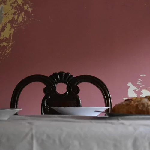 Βιώσαμε την ποιητική της περφόρμανς "Θέλω να πάω σπίτι" του Θεάτρου στη Σάλα