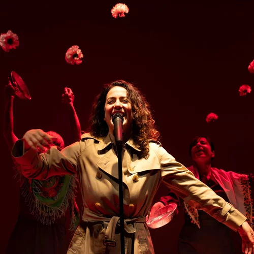 "Ο άντρας μου": Νέες φωτογραφίες από μια παράσταση για την πατριαρχία