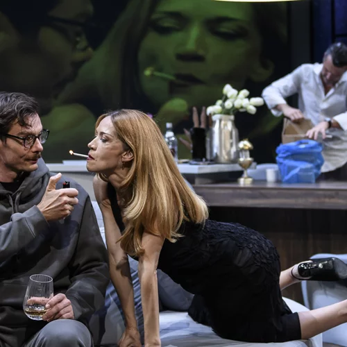 Ίσα που προλαβαίνεις το προκλητικό "Demons"  με τους Παπαζήση, Παππά, Κουκουράκη, Τσάρη